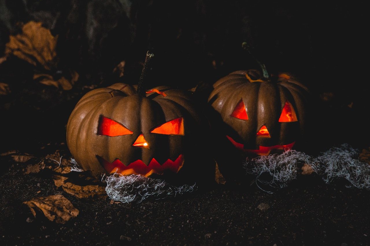Halloween Header by Toni Cuenca on Pexels.